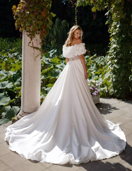 Vestido largo de novia con escote floral y cola desmontable