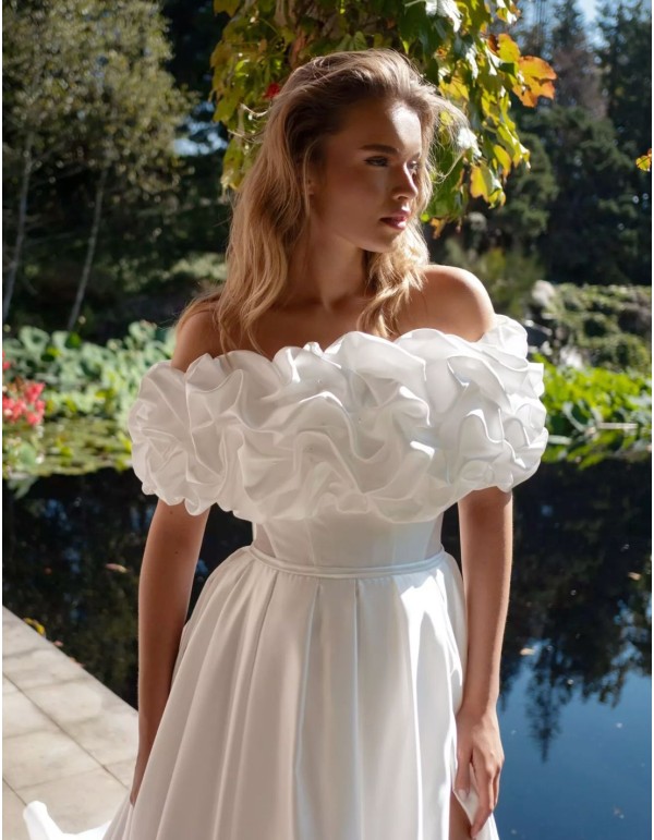 Long wedding dress with floral neckline and detachable train 2