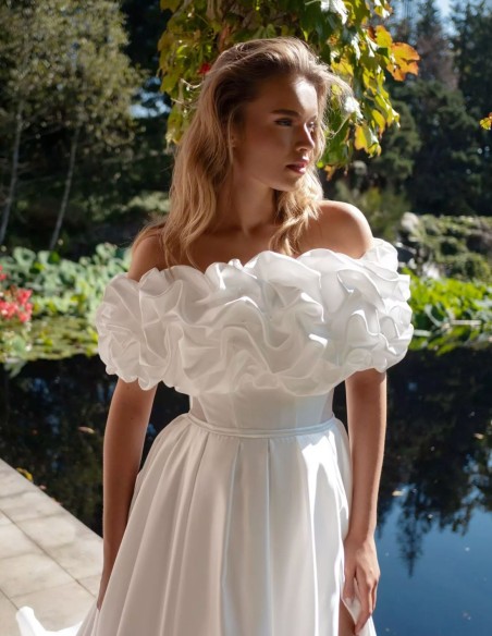 Robe de mariée longue avec encolure florale et traîne amovible