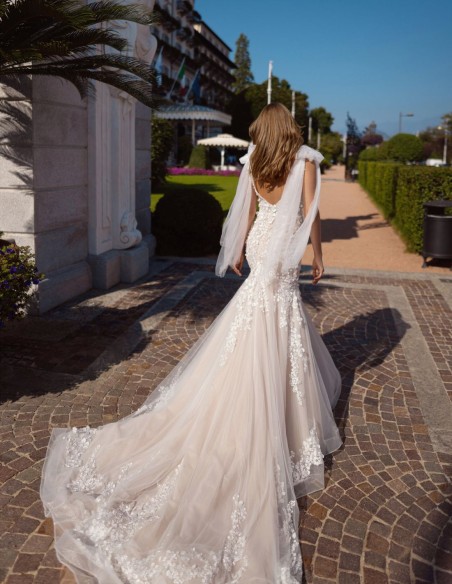 Vestido de novia nude con escote y espalda en V, encaje y lazos