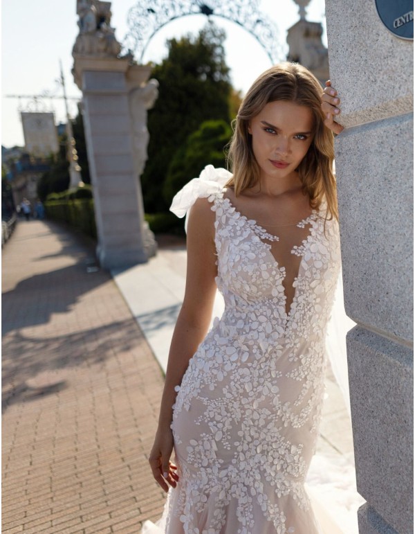 Vestido de novia nude con escote y espalda en V, encaje y lazos 2