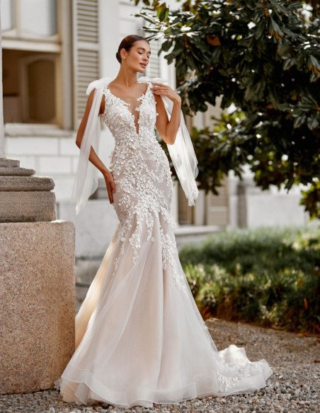 Robe de mariée nude avec décolleté et dos en V, dentelle et nœuds