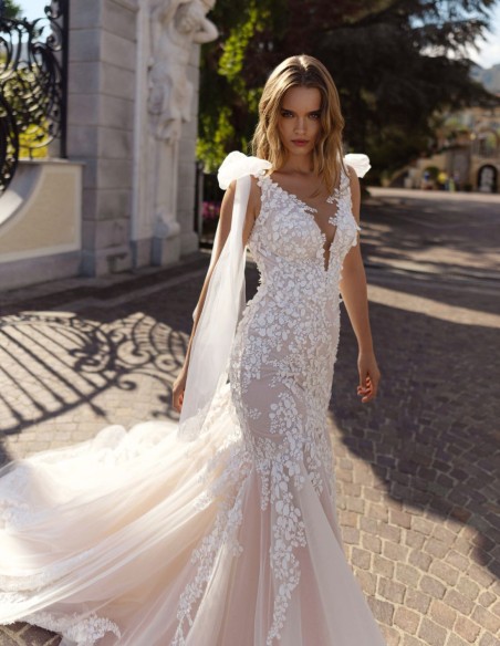 Vestido de novia nude con escote y espalda en V