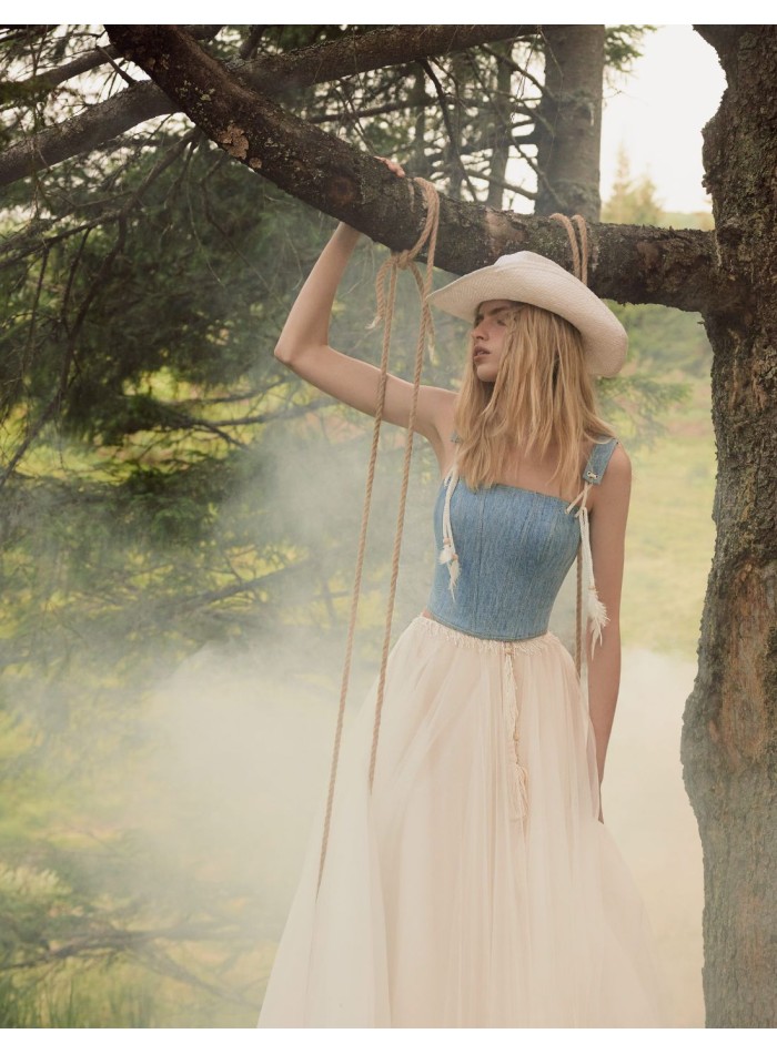 Corset en denim bleu avec plumes décoratives