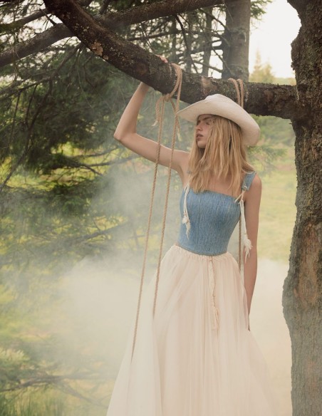 Corset denim azul con plumas de adorno