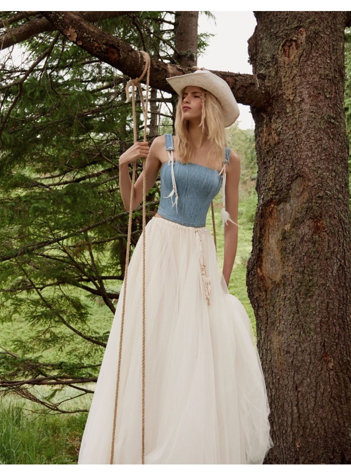 Corset denim azul con plumas de adorno