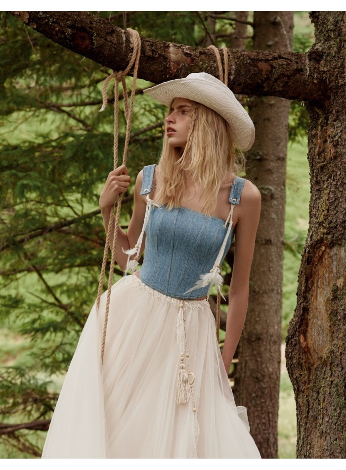 Corset denim azul con plumas de adorno