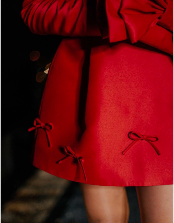 Vestido corto de fiesta con escote bardot y detalles lazos 2