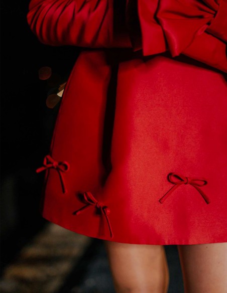 Vestido corto de fiesta con escote bardot y detalles lazos rojo