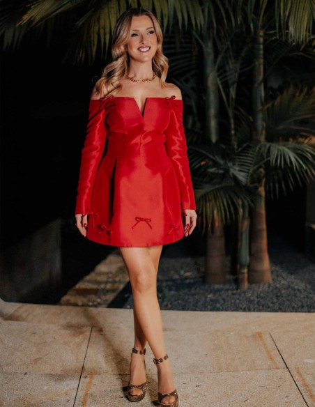 Vestido corto de fiesta con escote bardot y detalles lazos