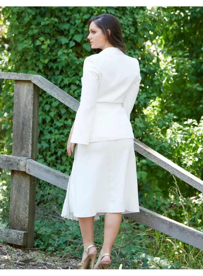 Chaqueta con manga capa y detalles de pedrería blanco