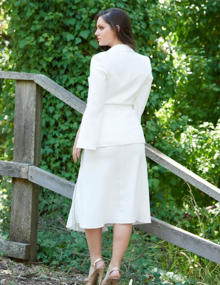 Chaqueta con manga capa y detalles de pedrería blanco