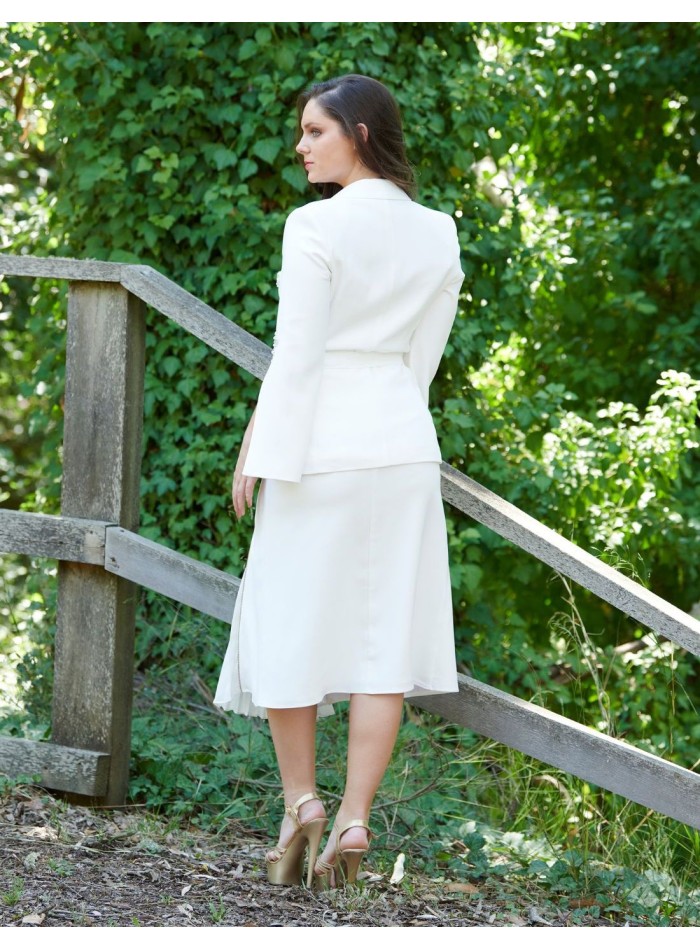 Conjunto de blazer de pedrería y falda plisada.