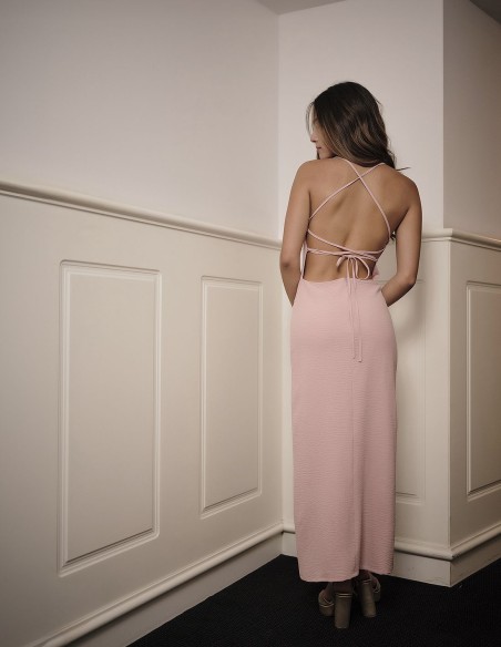 Vestido midi rosa empolvado con espalda descubierta
