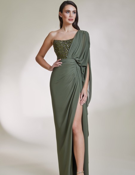 Vestido de fiesta largo con escote asimétrico y pedrería caqui