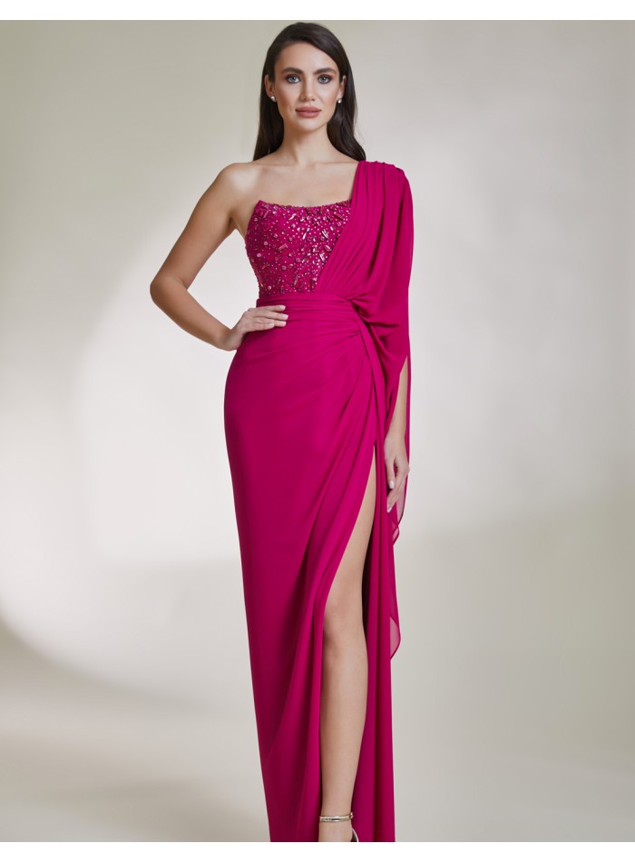 Vestido de fiesta largo con escote asimétrico y pedrería fucsia