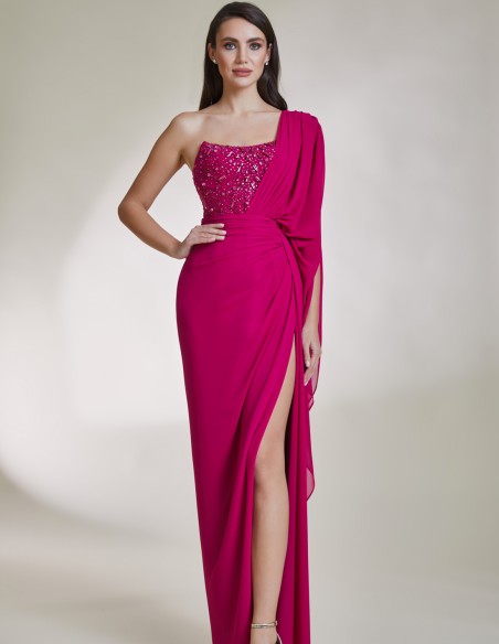 Vestido de fiesta largo con escote asimétrico y pedrería fucsia