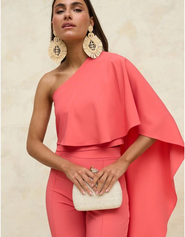 Asymmetric party top for guests.