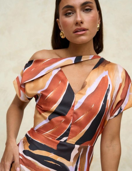 Vestido midi de fiesta en tonos tierra para eventos.