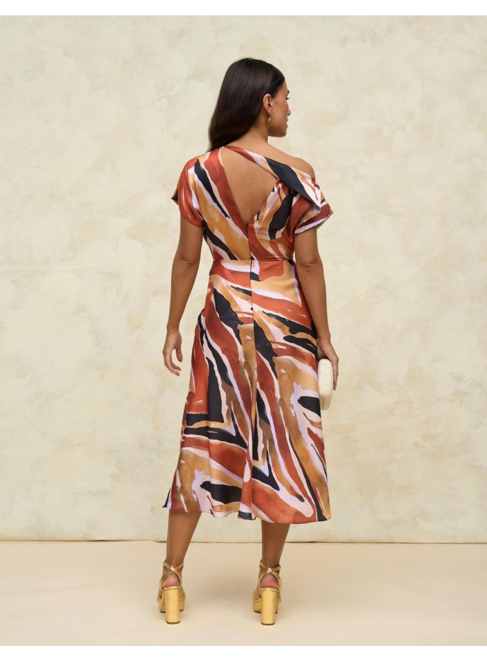 Vestido midi de fiesta con escote asimétrico.