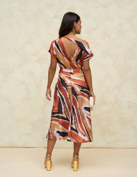 Vestido midi de fiesta con escote asimétrico.