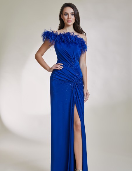 Vestido de fiesta largo con abertura y escote de plumas azul klein