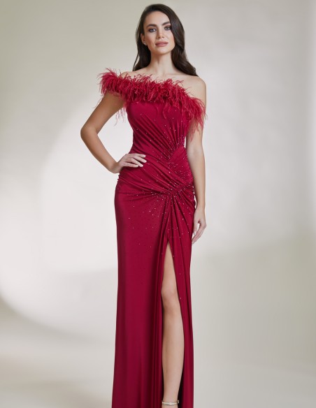Vestido de fiesta largo con abertura y escote de plumas rojo