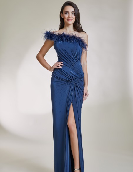 Vestido de fiesta largo con abertura y escote de plumas indigo