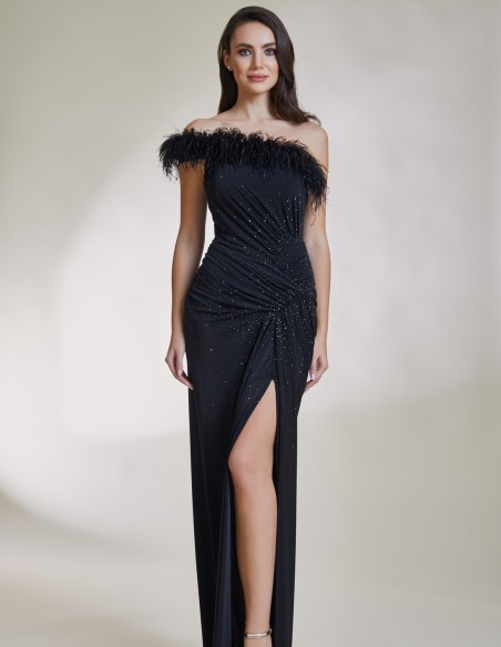 Vestido de fiesta largo con abertura y escote de plumas negro