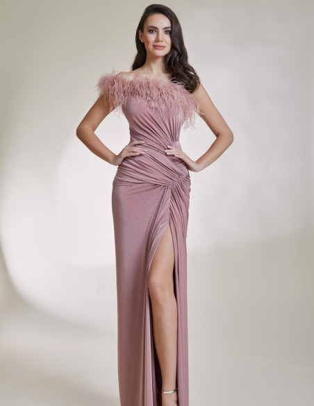 Robe longue de fête avec fente et décolleté en plumes