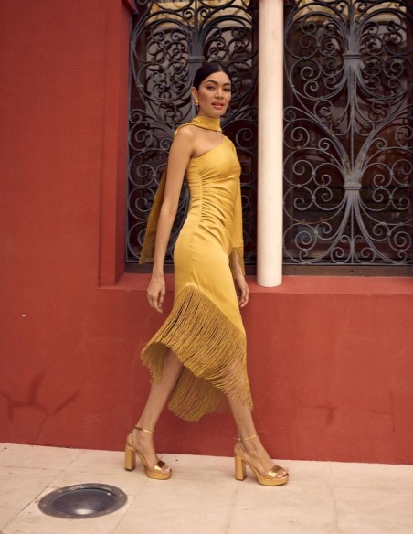 Vestido midi de fiesta dorado para mujer.