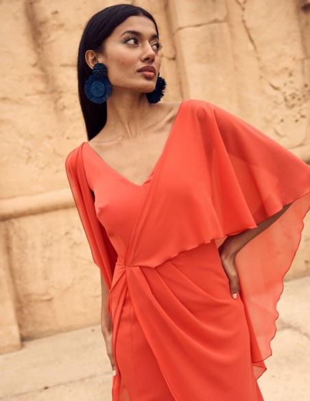 Vestido de fiesta con abertura en la falda.