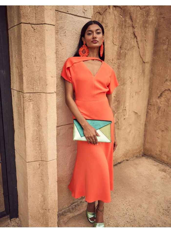 Vestido midi de fiesta con escote en pico para eventos.