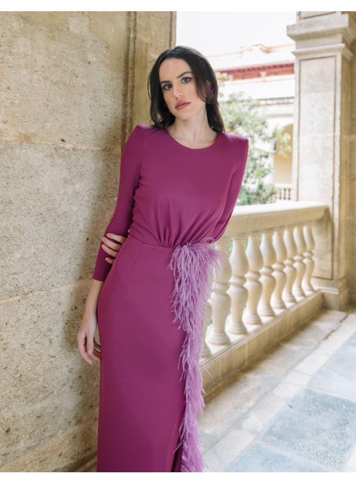 Robe de soirée midi avec jupe fendue en plumes