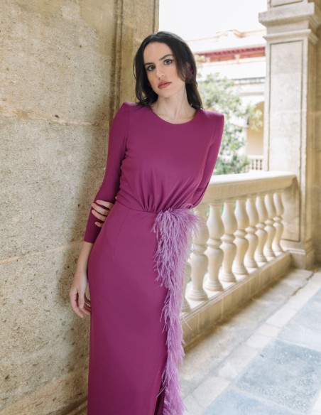 Vestido midi de fiesta con abertura en la falda de plumas