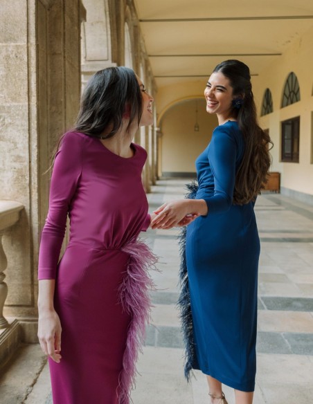 Vestido midi de fiesta con abertura en la falda de plumas