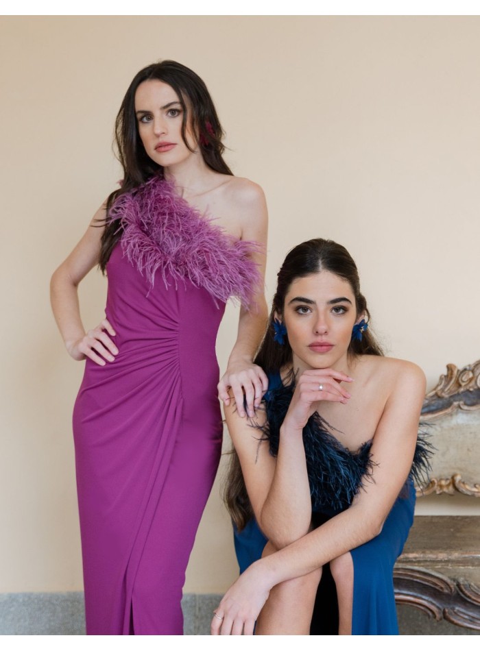Robe de soirée longue avec encolure asymétrique...