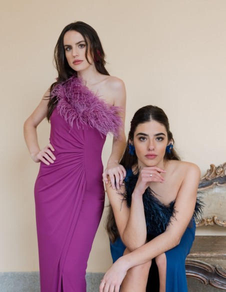 Robe de soirée longue avec encolure asymétrique à plumes