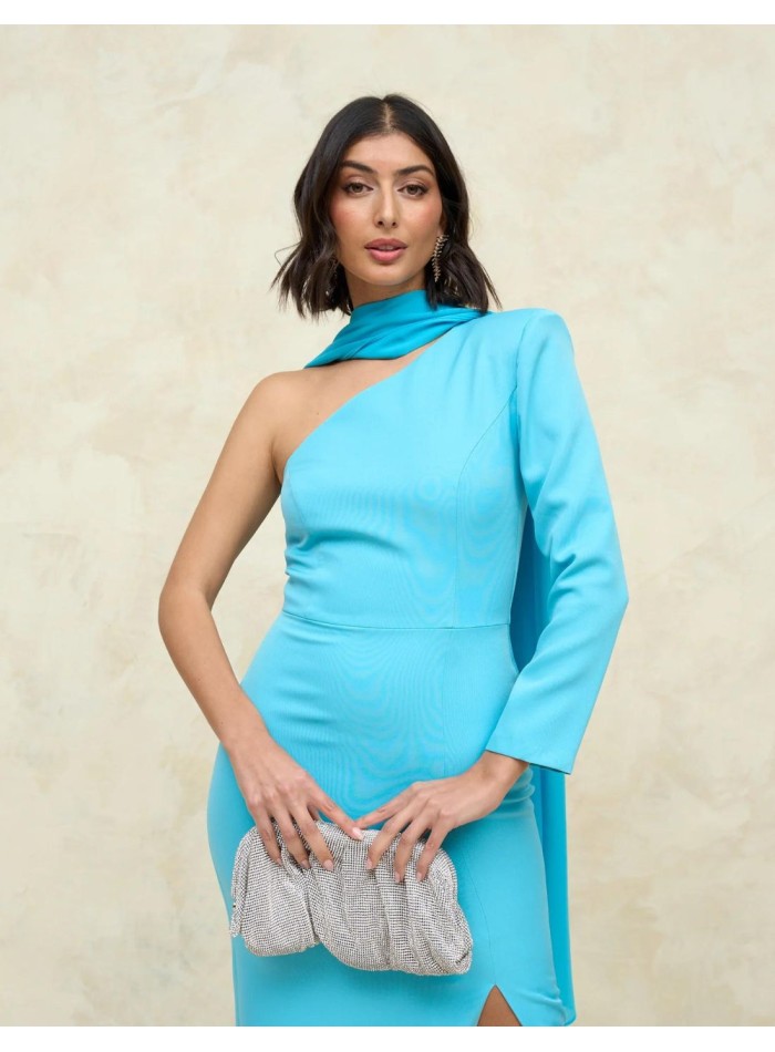 Vestido midi de fiesta azul con escote asimétrico.