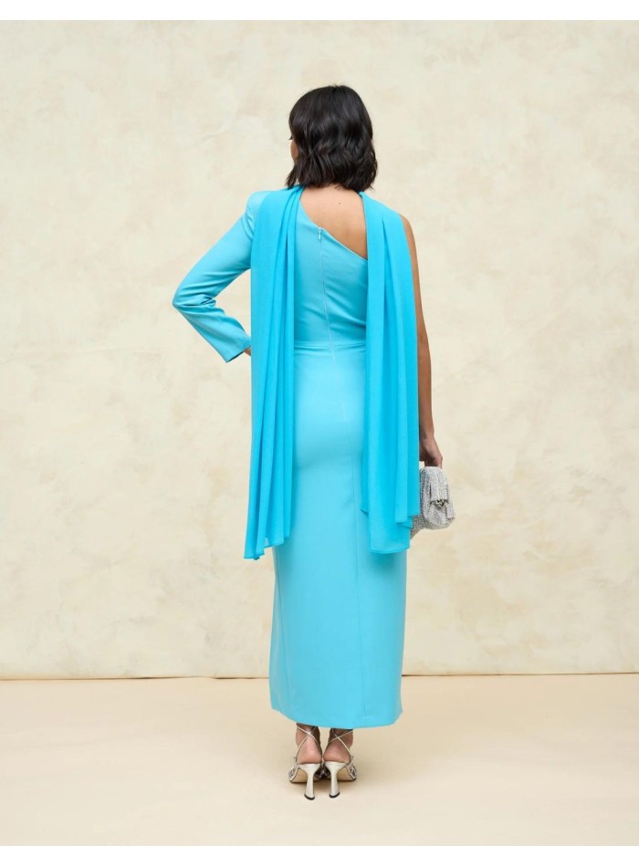 Vestido midi de fiesta con chal para invitadas.