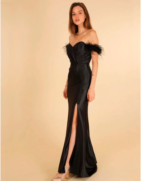 Vestido de Fiesta Largo Satinado con Escote Bandeau y Detalles de Plumas