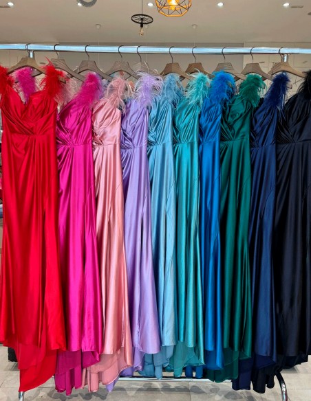 Robe longue en satin avec encolure bandeau et détails en plumes