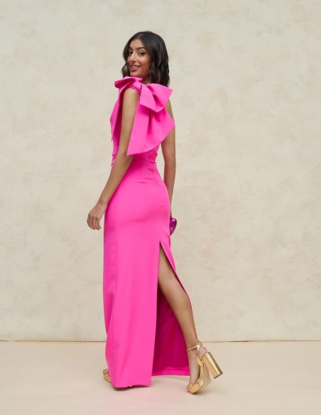 Vestido largo de fiesta rosa para invitadas.