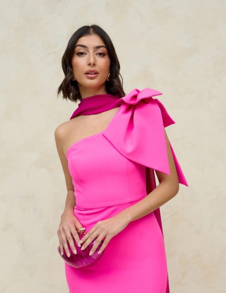 Vestido largo de fiesta rosa con escote asimétrico.