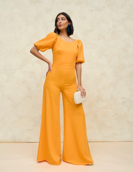 Mono de fiesta con manga abullonada en color naranja para invitada