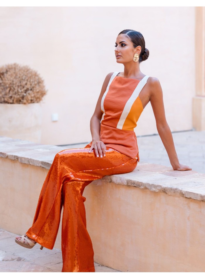 Cuerpo y pantalón cobre liso combinado con lentejuelas