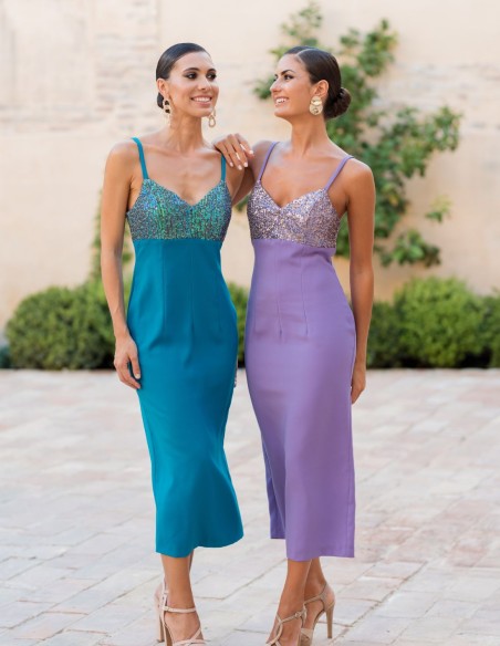 Vestido midi de fiesta liso combinado con lentejuelas y capa de gasa