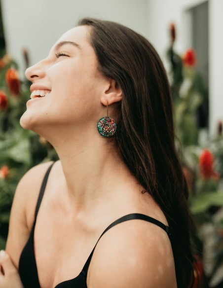 Pendientes de fiesta redondos con borlitas de colores
