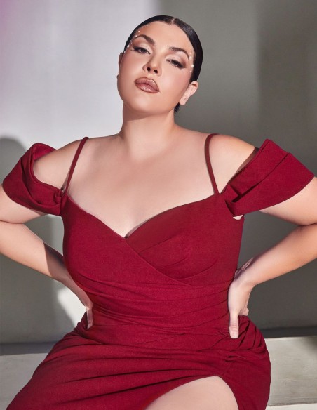 Robe longue de fête avec encolure bandeau et jupe fendue sur le côté