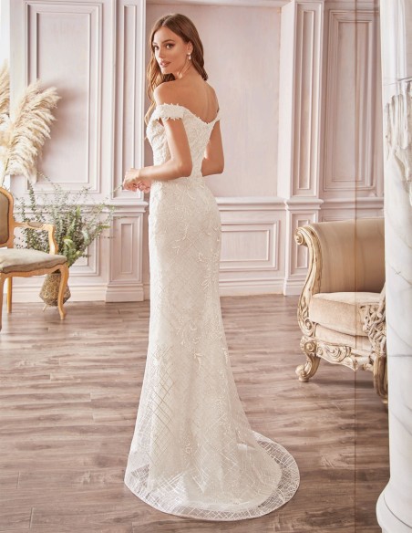 Wedding dress with mermaid cut and bandeau neckline